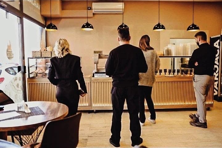 Gosti u restoranu — enterijer Varjača Express