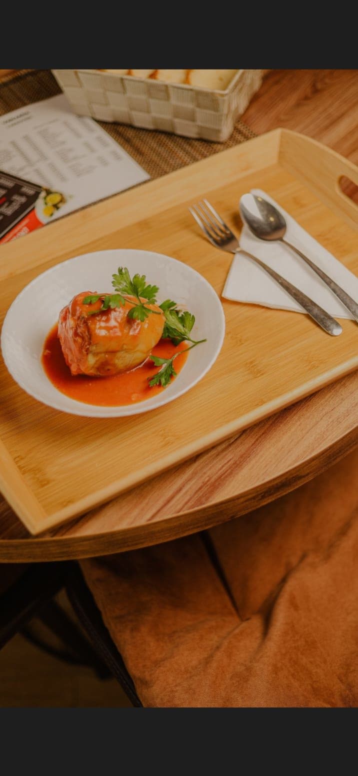 Punjena paprika u paradajz sosu — dnevni meni Varjača Express
